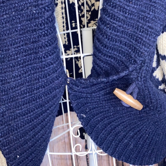 American Eagle Winter Sweater - Picture 10 of 15